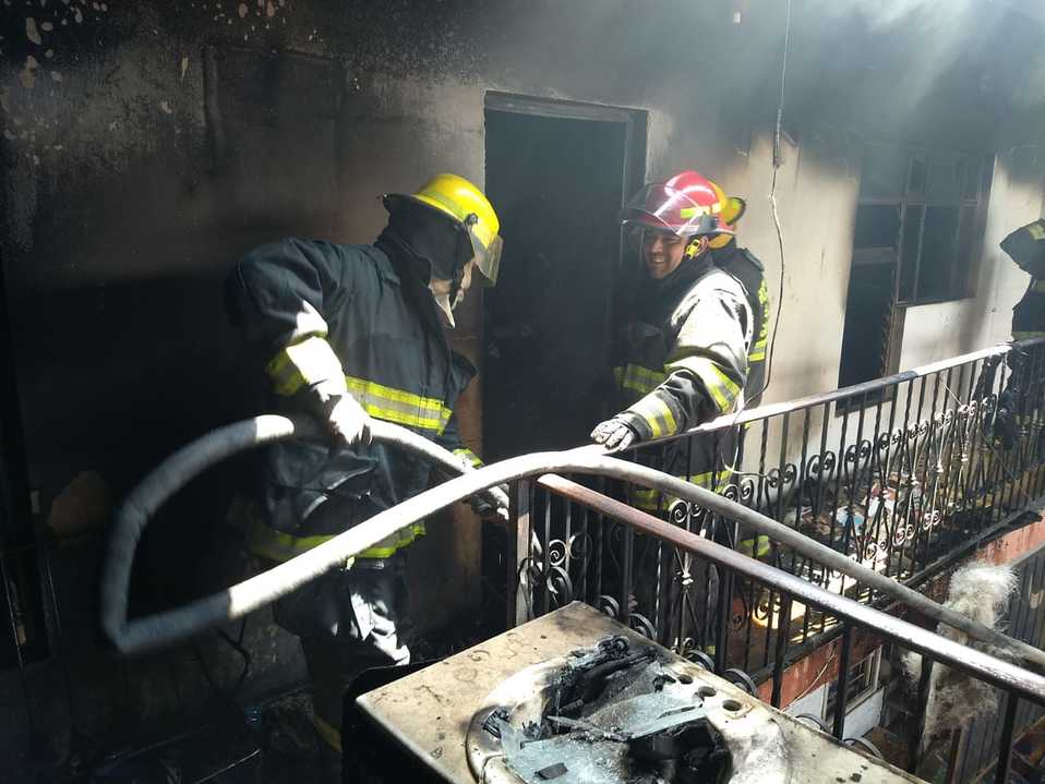 El segundo nivel de una casa quedó reducida a cenizas. (Cortesía)