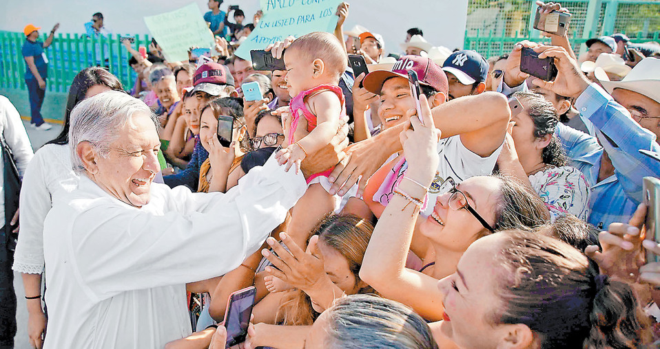 De gira por Sinaloa, el Presidente calificó de “masoquistas” a quienes aseguran que el país estaba mejor antes. (Especial)