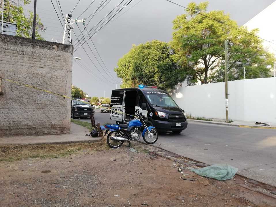 Dos hermanos cayeron de una motocicleta luego de derrapar (Alejandra Juárez)
