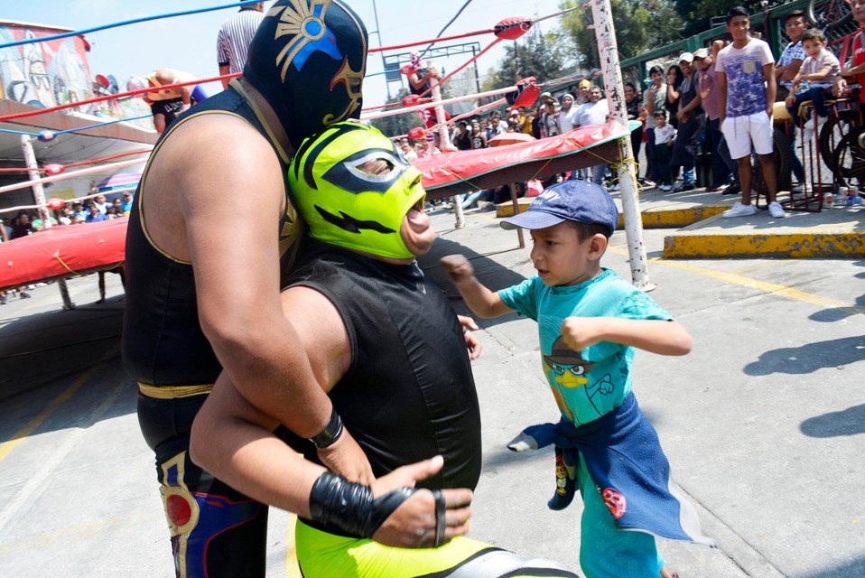 Con lucha libre, celebran el 62 aniversario del Mercado Martínez de la Torre.