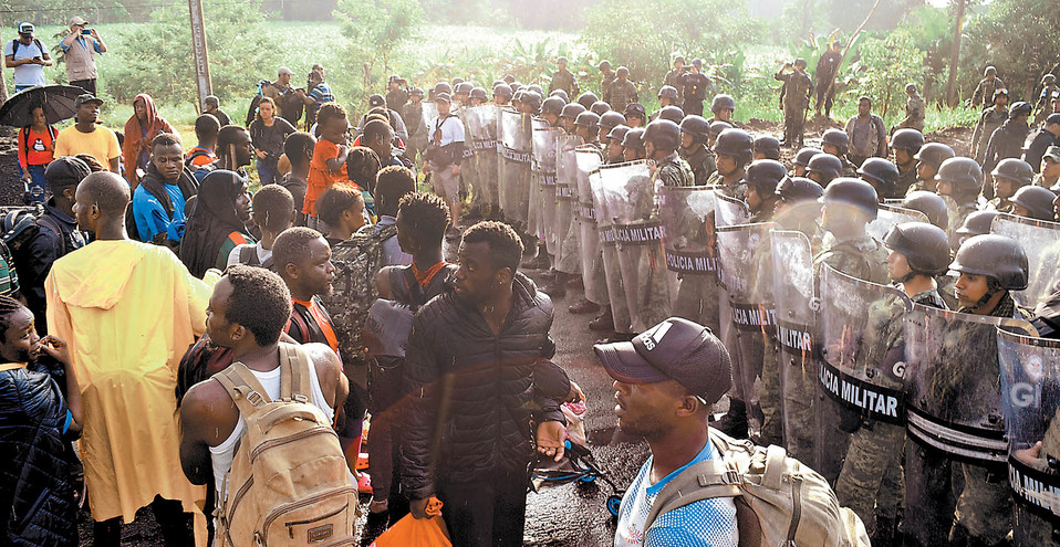 Los migrantes estuvieron 20 minutos frente al cerco policiaco para pedir libre paso, aunque finalmente se replegaron. (Reuters)