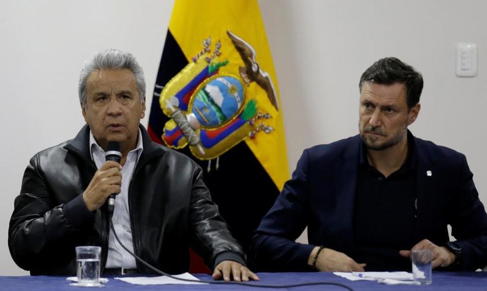 El presidente de Ecuador, Lenín Moreno, durante negociaciones con manifestantes junto a Arnaud Peral, coordinador residente del Sistema de las Nacione
