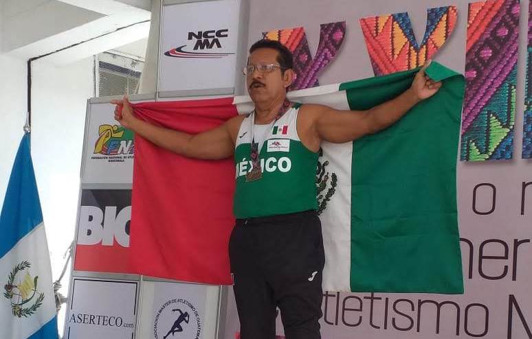 El profesor Javier Ávila Reyes volvió a subirse al podio de ganadores.