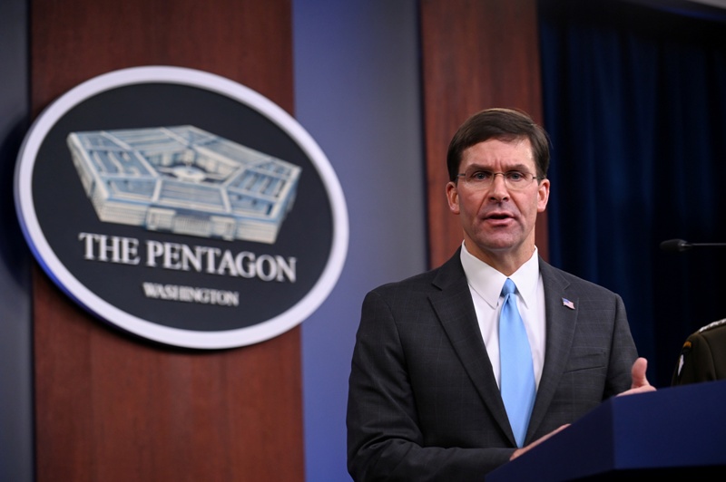 El secretario de Defensa de Estados Unidos, Mark Esper, durante una reunión con la prensa en el Pentágono en Arlington. (Reuters)