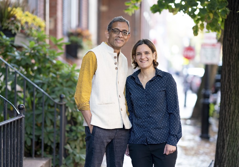 Abhijit Banerjee, Premio Nobel de Economía 2019, junto con la también galardonada Esther Duflo. Foto: AFP