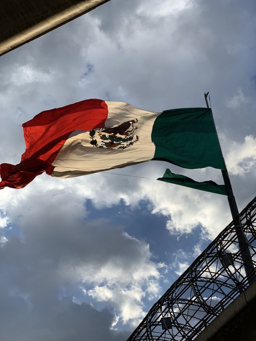 La bandera de San Jerónimo se desgarró por los fuertes vientos. (Tomado de @fersVela2)