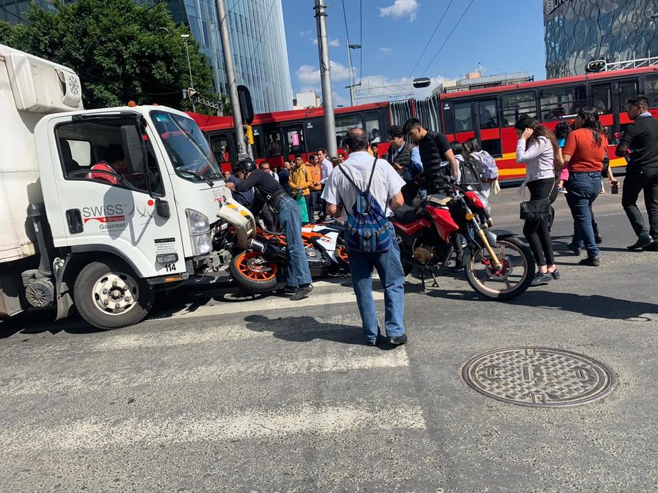 Choque en la colonia Del Valle entre una camioneta y una moto. (Jorge Becerril)