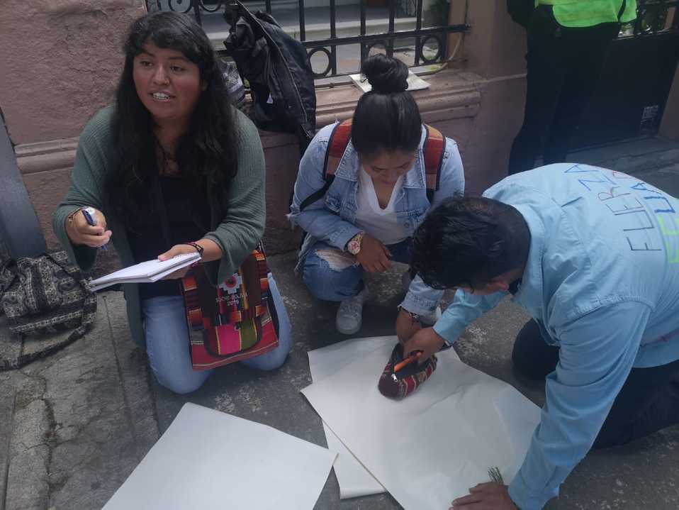 Ciudadanos ecuatorianos se suman a protestas en embajada en CdMx/César Velásquez.