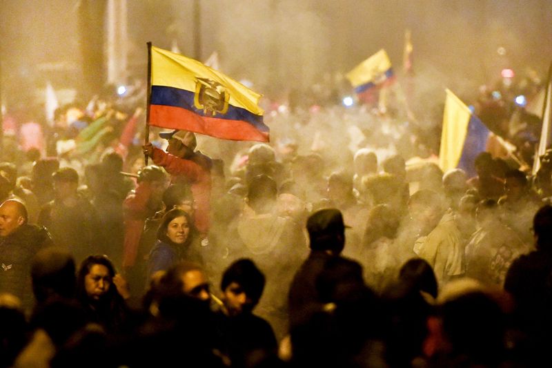 El fin de la crisis llegó en pleno toque de queda en Quito. (AFP)