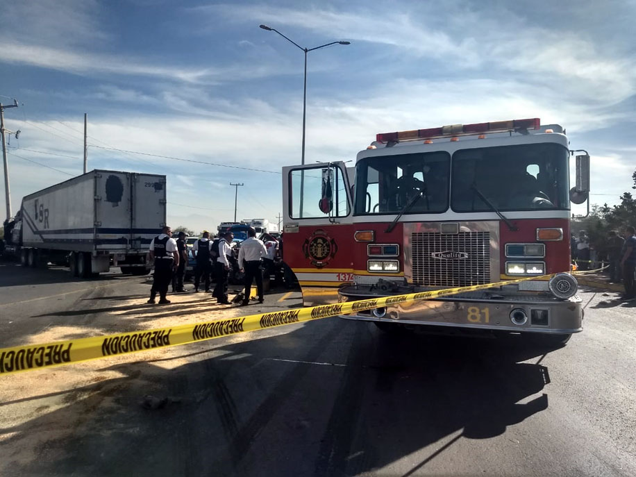 Elementos de Tránsito verificaron las cámaras de seguridad para realizar el croquis del accidente. (Especial)