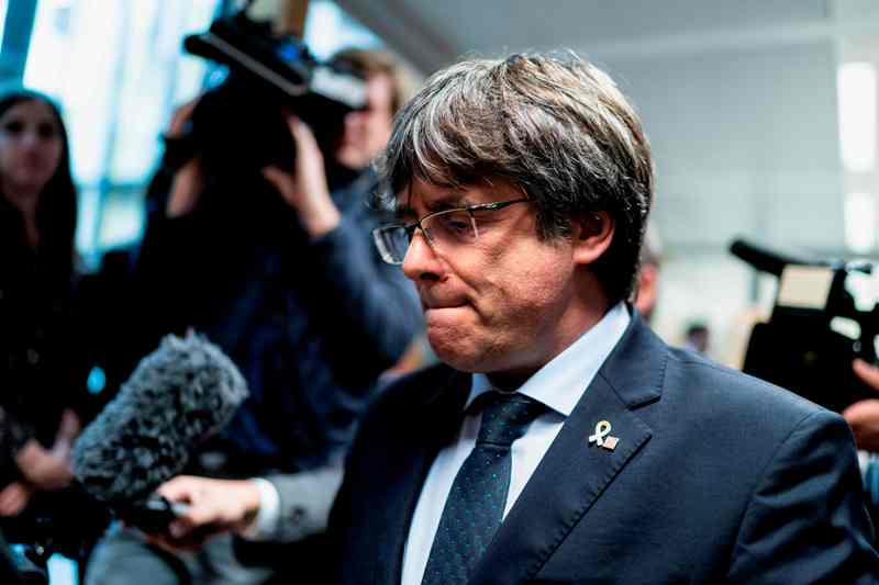 In juez en España emitió orden de arresto internacional para el ex líder catalán, Carles Puigdemont. (AFP)