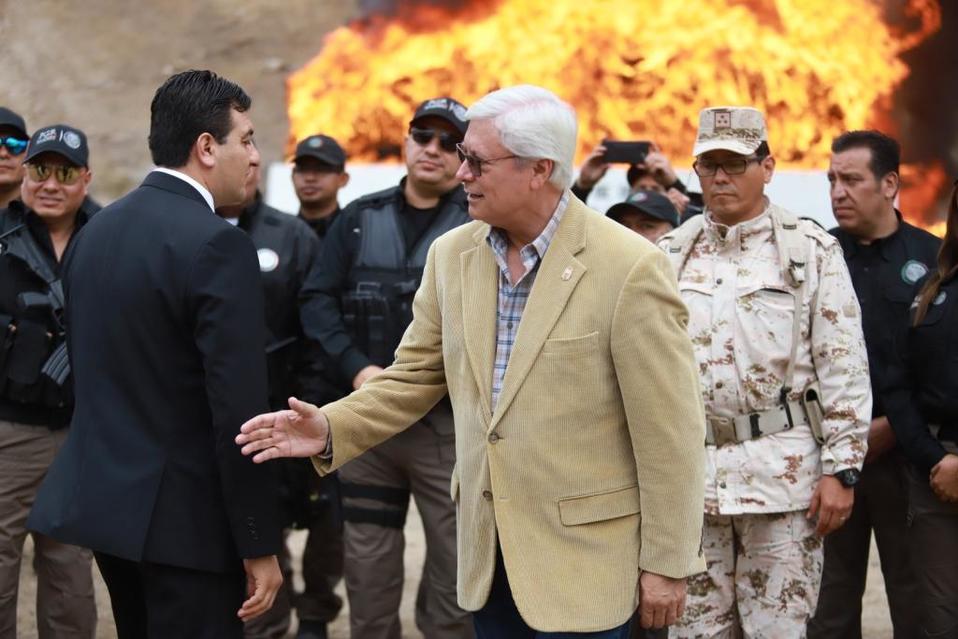 Jaime Bonilla en un evento de incineración de droga en Baja California. (Cuartoscuro)
