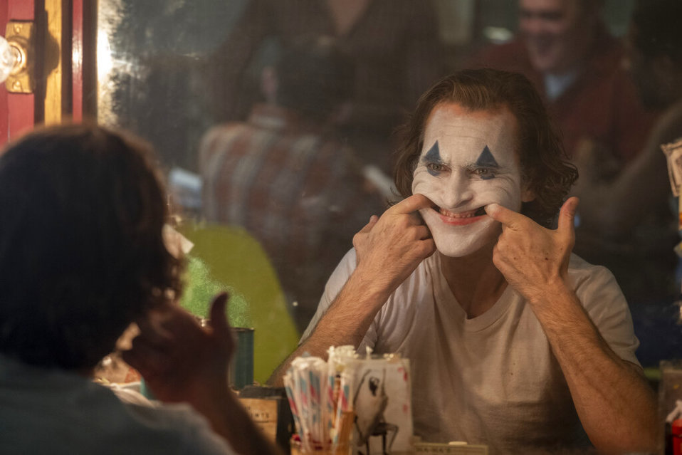 Joker se ríe de la competencia y continúa liderando la taquilla (AP).