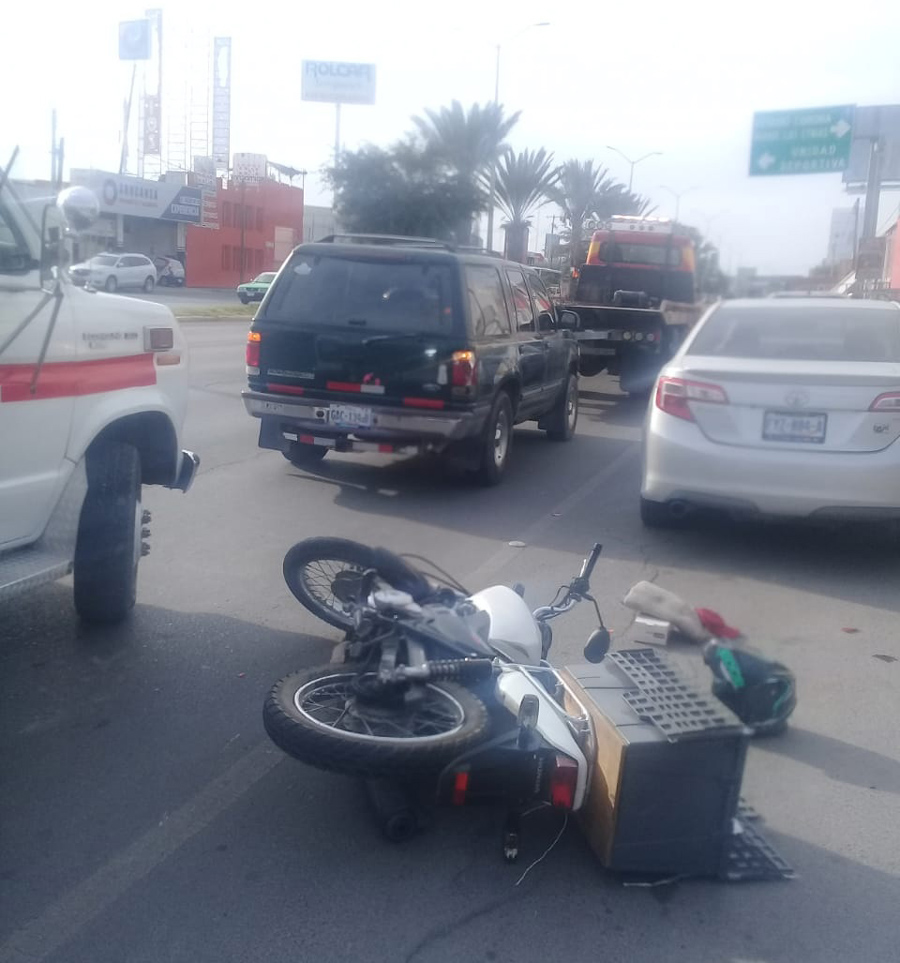 Al llegar a la altura de Ciudad Universitaria, se estrelló en la parte trasera de una camioneta Ford Explorer. (Notivox Digital)