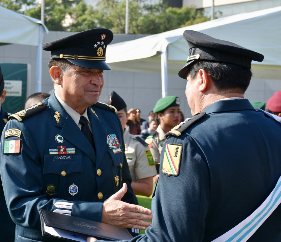 Luis Crescencio Sandoval condecoró al reclutador de fuerzas de la Guardia Nacional. (Ruben Mosso)