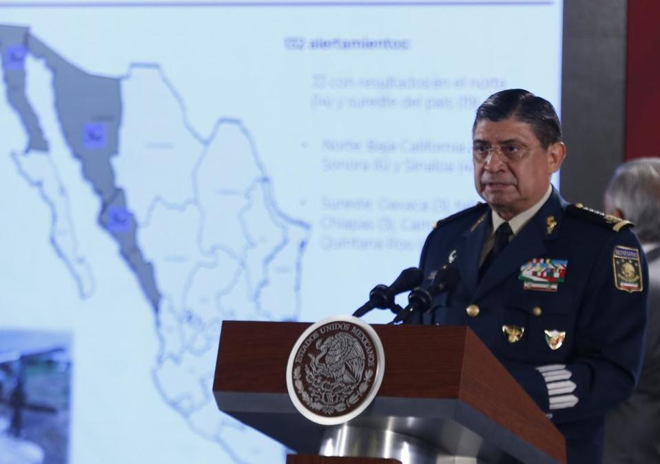 Luis Cresencio Sandoval destacó el aseguramiento de armas. (Araceli López)
