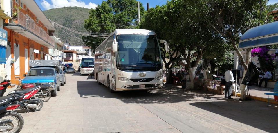 Los manifestantes  bloquean vialidades con camiones. (Rogelio Agustín Esteban)