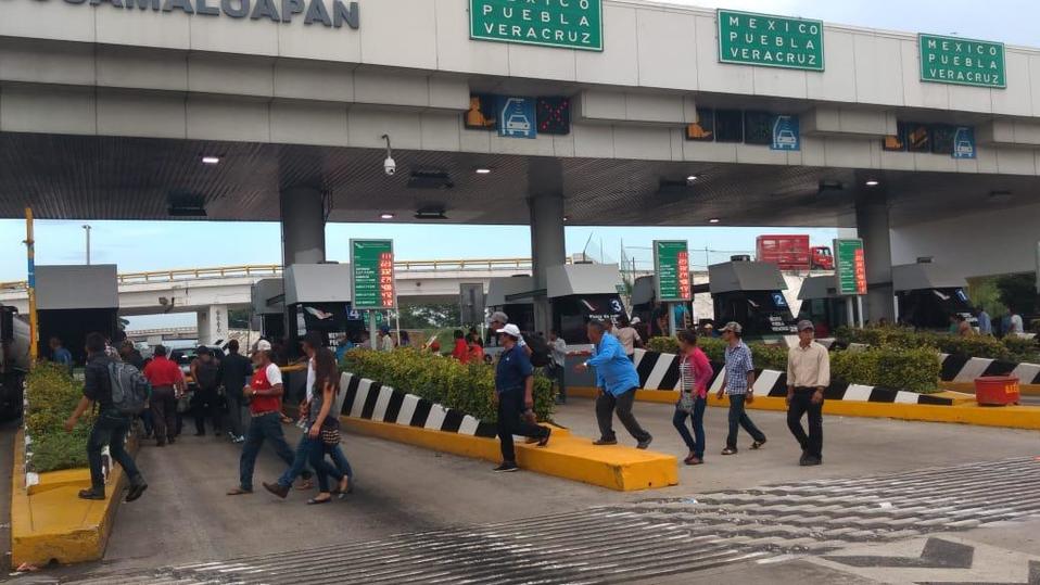 Los manifestantes piden cooperación a los automovilistas. (Isabel Zamudio)