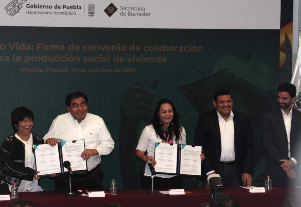 Miguel Barbosa y Maria Luisa Albores González firtamn el convenio para la construcción de viviendas en Puebla. (Especial)
