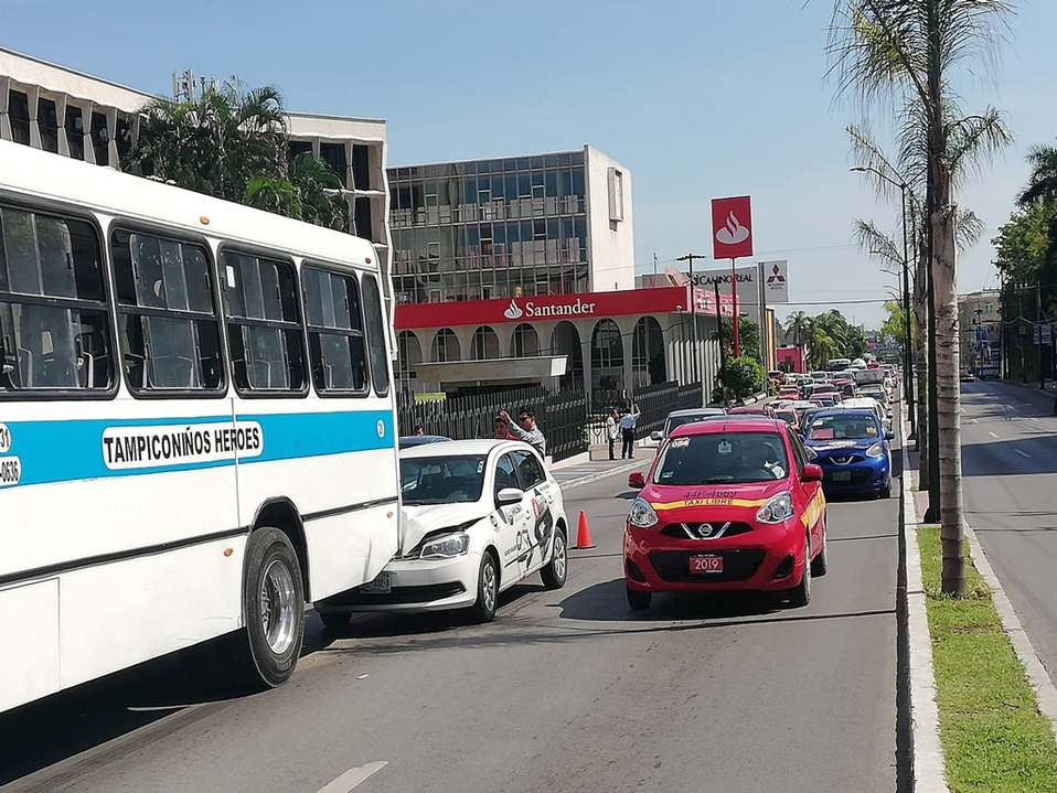 Percances en la avenida Hidalgo de Tampico.