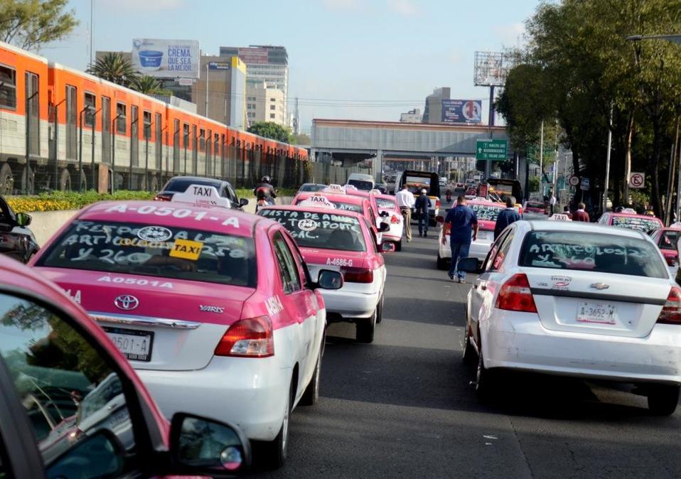 Los taxistas aseguran que no se ha aumentado la tarifa desde hace más de 5 años. (Cuartoscuro)