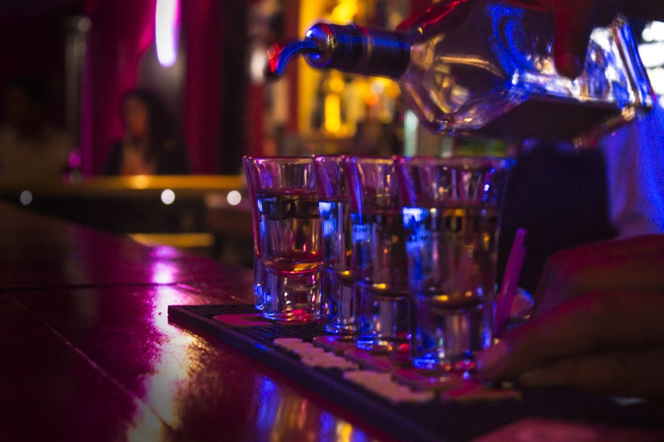 Vasos de tequila en un bar (Pixabay)