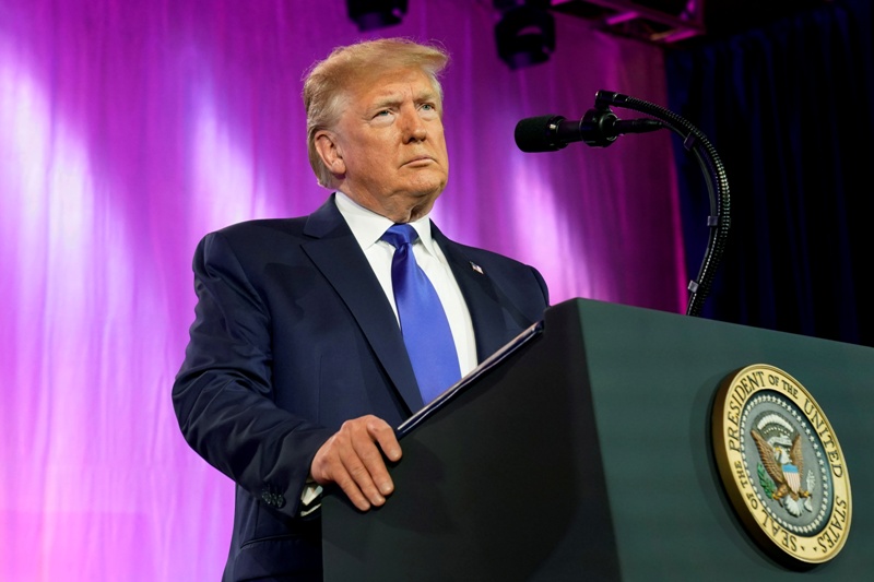 En el video, Trump le pega un tiro en el cuello al fallecido senador John McCai. (Reuters)