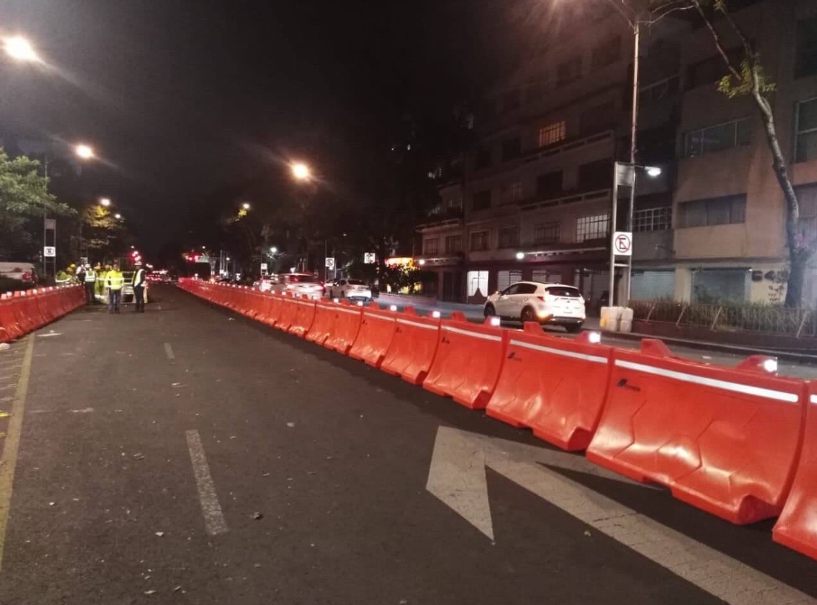 Los carriles centrales de la avenida Cuauhtémoc fueron cerrados a la circulación por ampliación de L3 del Metrobús. (Twitter | @Capuano)