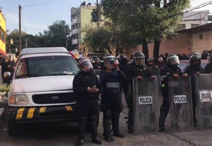 El desalojo de un inmueble en CdMx terminó en enfrentamiento entre habitantes y policías. | Especiales