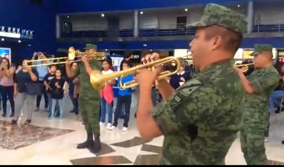 Estuvieron rodeados por espectadores que los grababan entonar la canción. (Milenio Digital)
