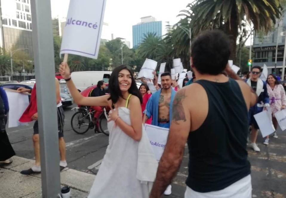 Manifestantes en bata de baño protestan en el cruce de Reforma e Insurgentes. | Anette Flores