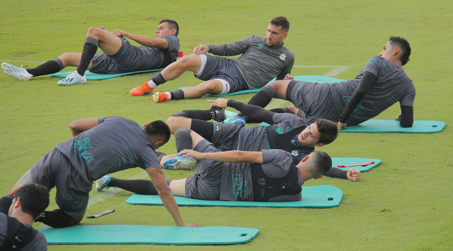 El mediocampista uruguayo indicó que han sido dos tropiezos que los han hecho replantearse algunos aspectos de su juego. (Manuel Guadarrama)