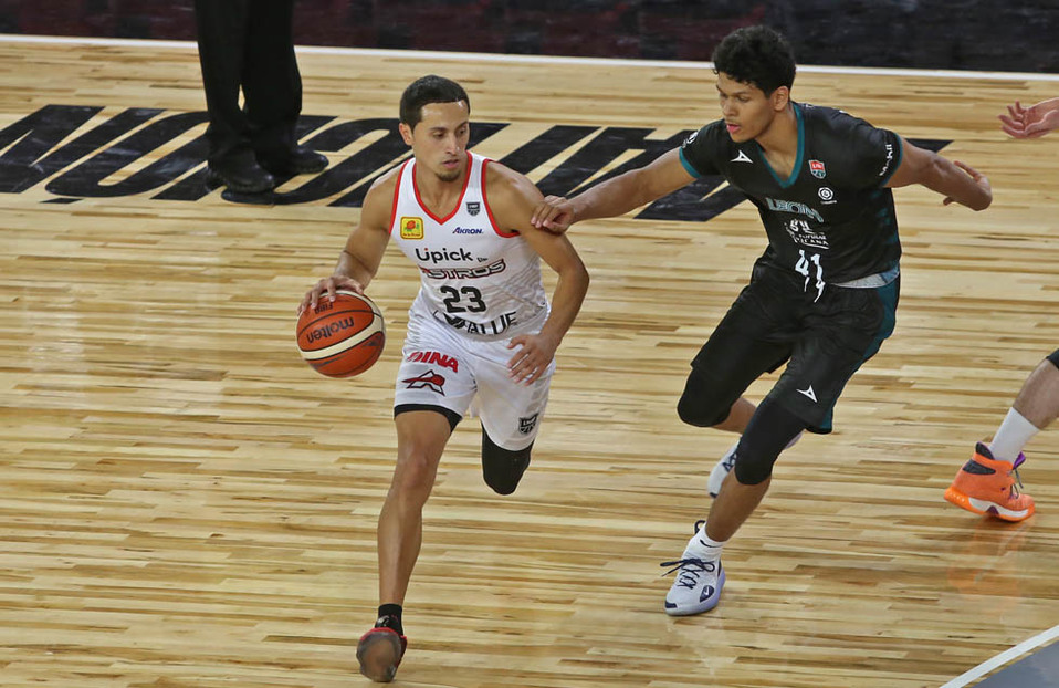 Michael Pérez sale de Astros (Fernando Carranza).