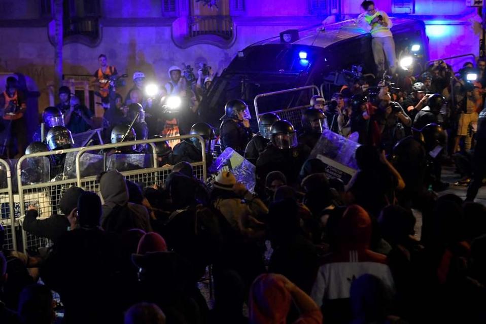 Miles de personas protestan en Barcelona contra las sentencias a líderes catalanes (AFP)