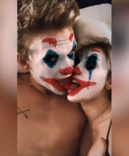 Miley Cyrus y Cody Simpson protagonizan video en Instagram muy al estilo 'Joker'. (Captura de Pantalla)