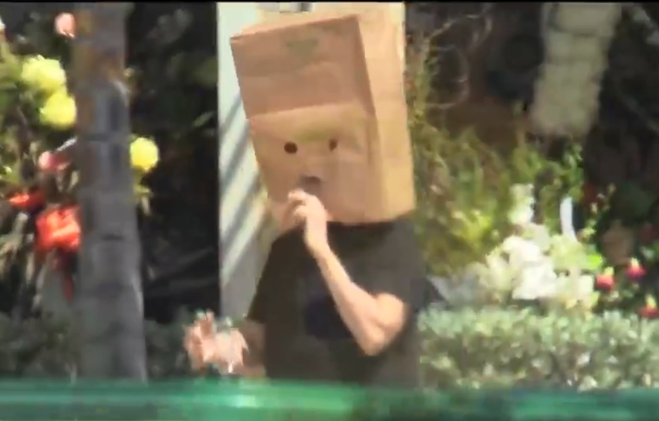 Después de la muerte de su padre, Sara fue captada con una bolsa en la cabeza. (Especial)