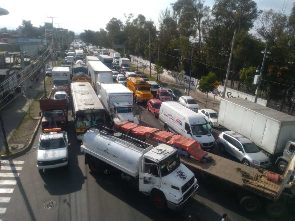 Desde las 14:00 horas padres de familia bloquearon el Eje 6 en Iztapalapa. (Jorge Becerril)