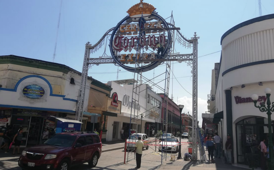 Rehabilitan anuncio emblemático de la zona centro de Tampico (Foto/Jesús Alberto García)