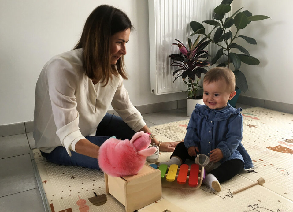 Sandrine Rudnicki, madre soltera de un bebé de 10 meses que se beneficiará por esta reforma. (AP)