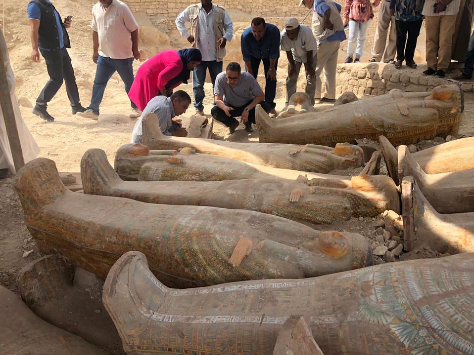 Los 20 sarcófagos antiguos se encontraron prácticamente intactos. (AP)