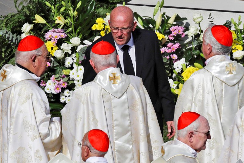El Vaticano dijo que su jefe de policía, Domenico Giani, de 57 años, no asumió su responsabilidad por la filtración pero renunció para no interrumpir 