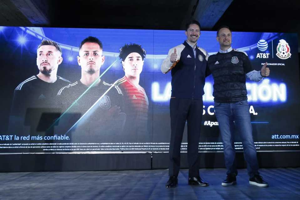 Yon de Luisa y Laurent Therivel en la presentación del nuevo patrocinador de la Selección Nacional. (Foto: Ariana Pérez)