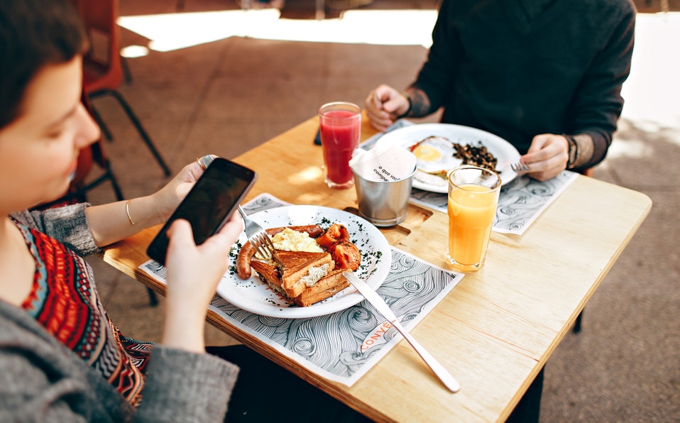 Una vez que el adolescente empieza su día, se recomienda haga una comida para tener la energía y nutrientes que el cuerpo necesita. (Cortesía Pexels)