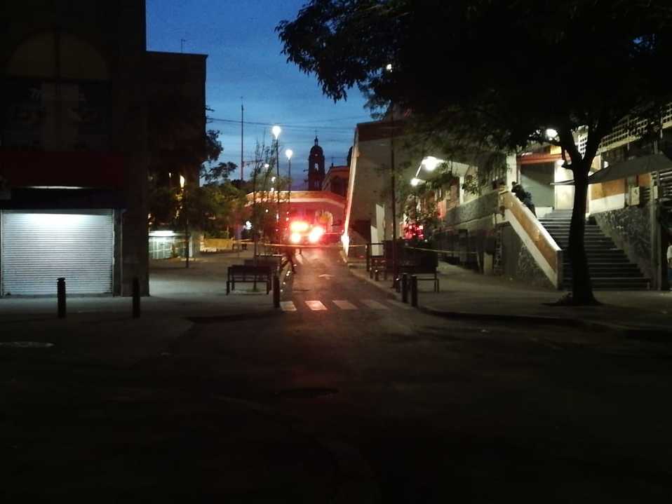 Las autoridades presumen, se trata de un hombre en situación de calle, quien recibió al menos dos disparos. (Alejandra Juárez)