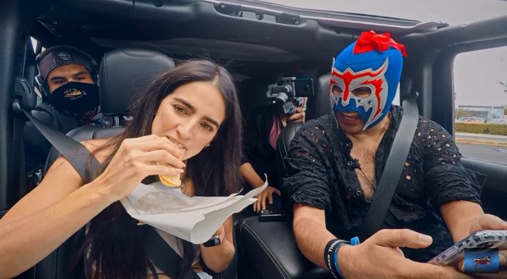 Bárbara de Regil cumple un reto y prueba un taco de canasta