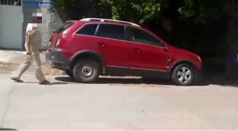 El hombre fue captado besando a la menor.