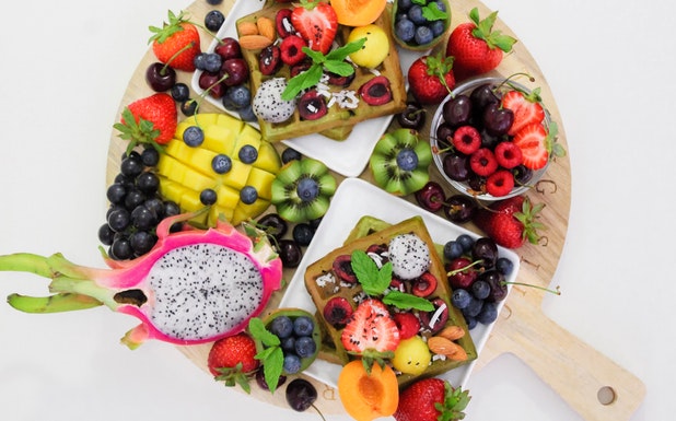 Tanto las frutas y verduras se pueden consumir en las comidas y colaciones. (Cortesía Pexels)