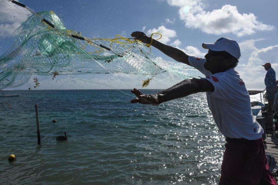 México. Pescadores inician su jornada laboral frente a las playas de Puerto Morelos, en QRoo. (Cuartoscuro)