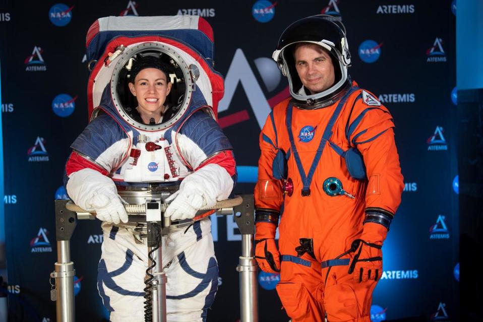 NASA presenta los trajes espaciales que se usarán en la misión Artemis (NASA)