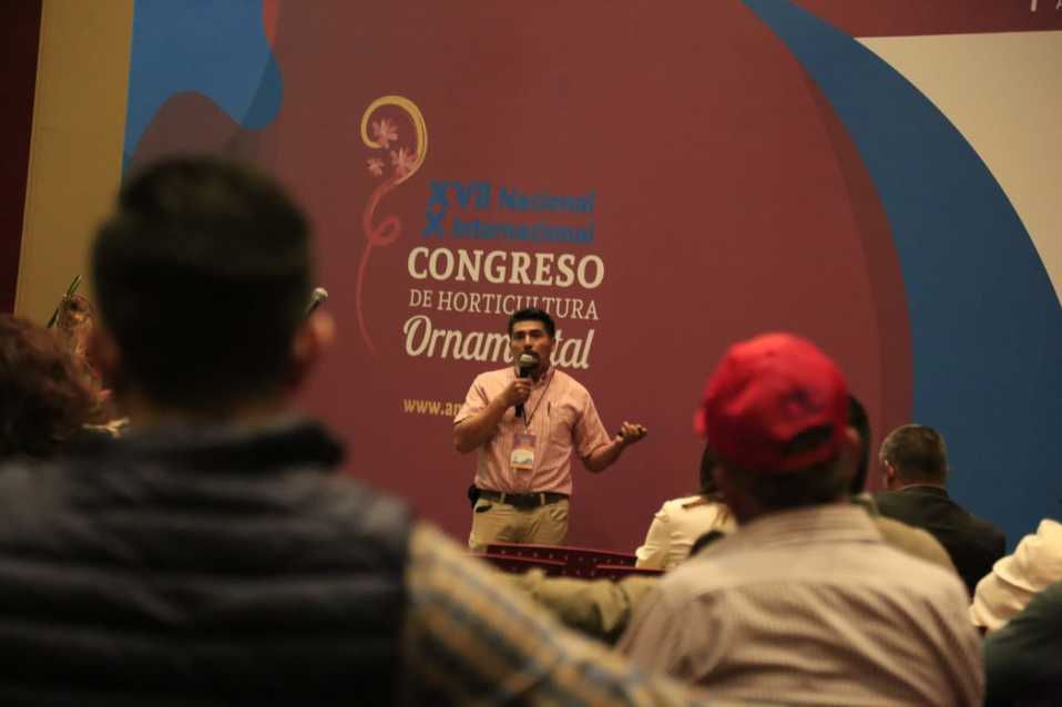 Productores que se dieron cita en el Congreso de Horticultura Ornamental, que se lleva a cabo en las instalaciones de la UPAEP. (Andrés Lobato)